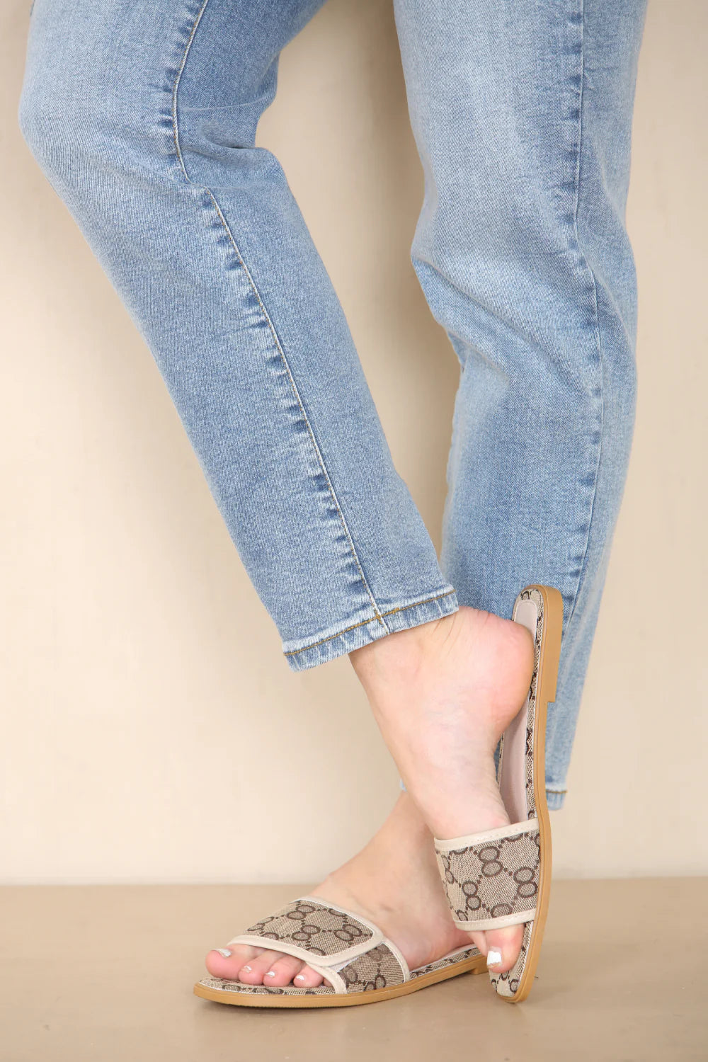 BEIGE PATTERNED OPEN TOE ADJUSTABLE STRAP SLIDERS SANDALS