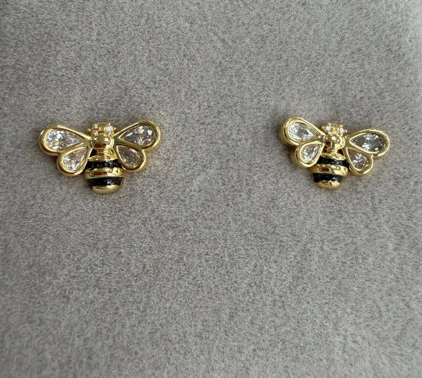 18K GOLD PLATED EARRINGS WITH CUBIC ZIRCONIA STONES.