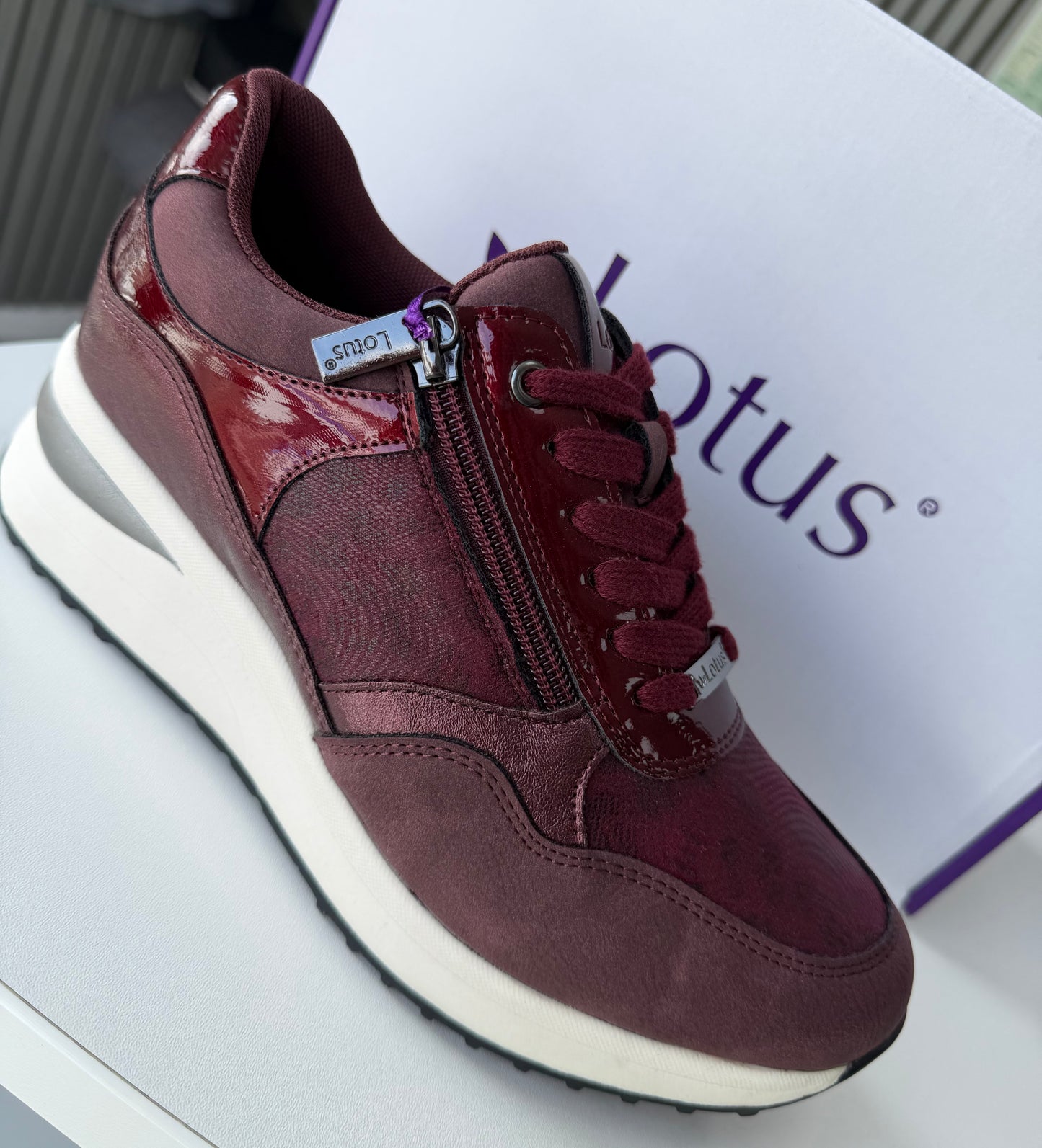 Pluto Trainer Bordo by Lotus
