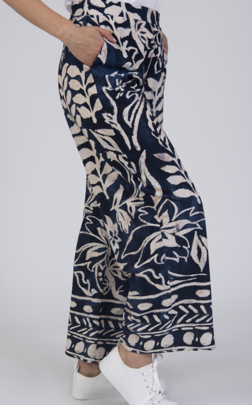 Printed wide leg trousers with pockets by Jessica Graaf
