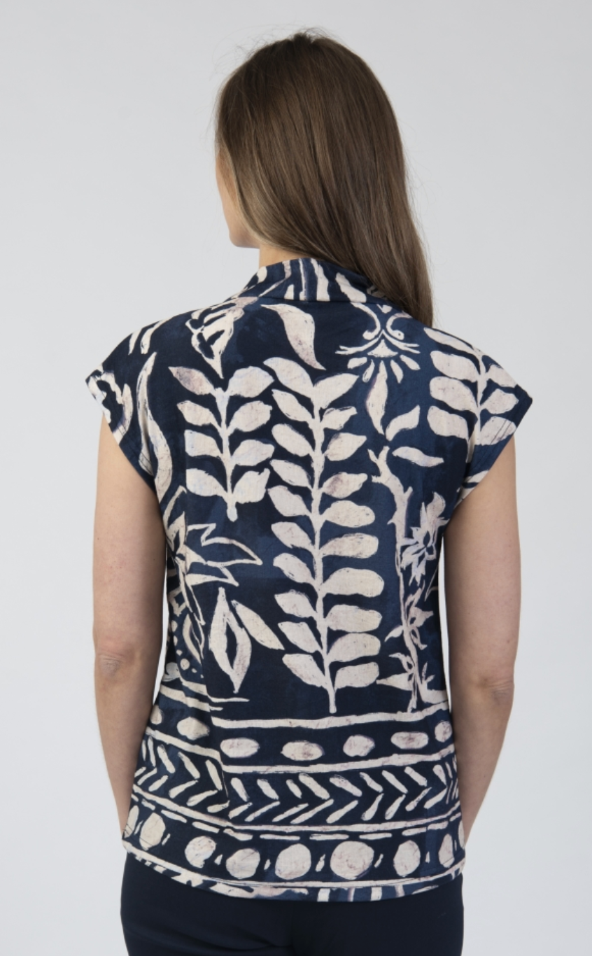Printed V-neck top by Jessica Graaf
