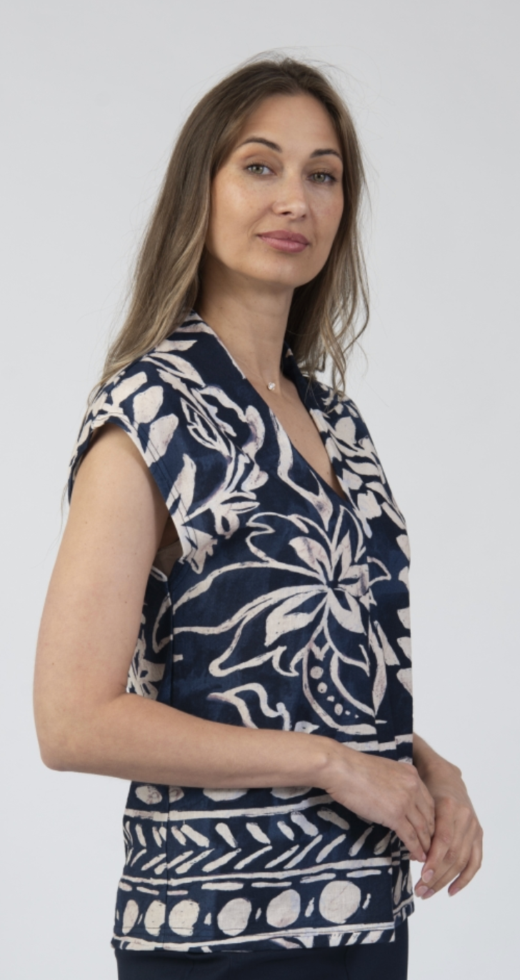 Printed V-neck top by Jessica Graaf