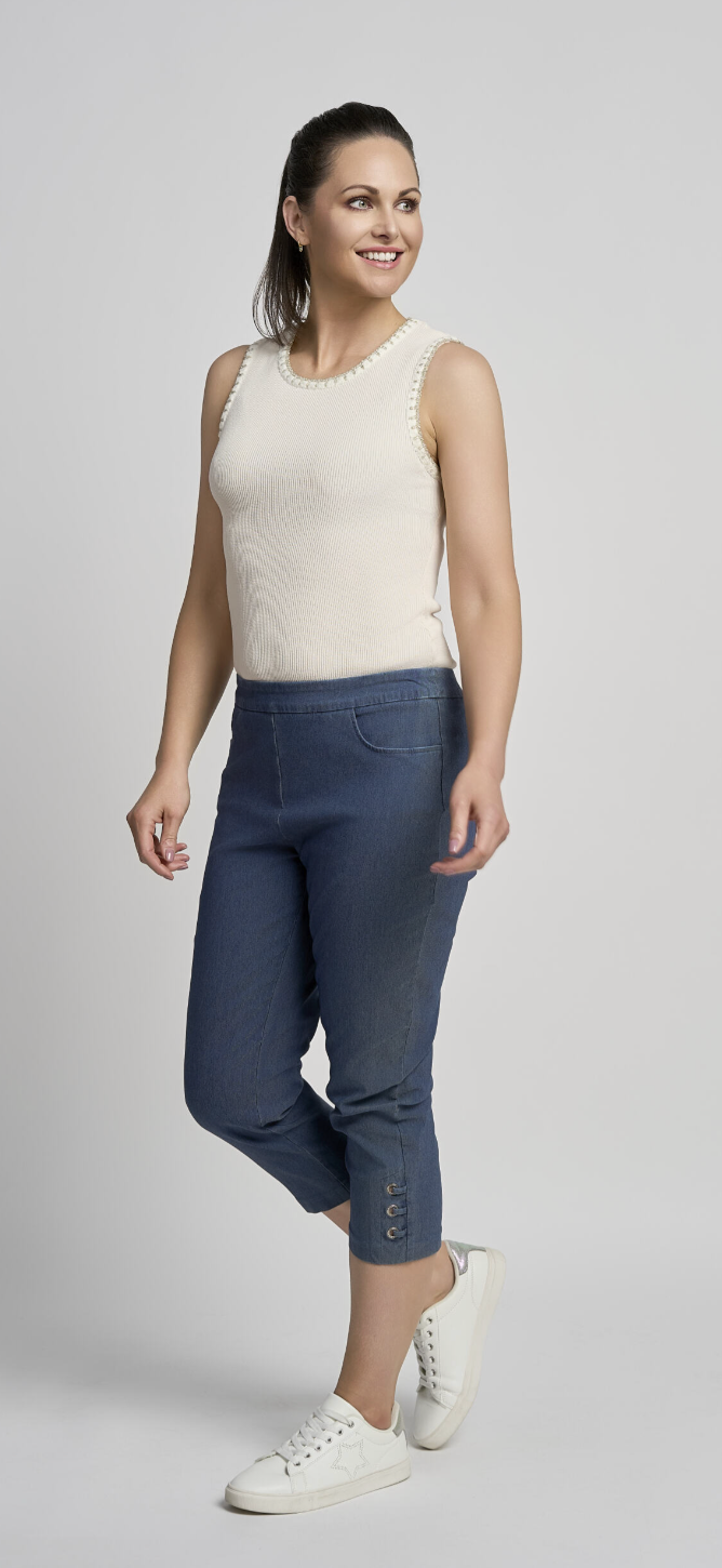 Eyelet detailed cropped trousers by Pinns(408c)