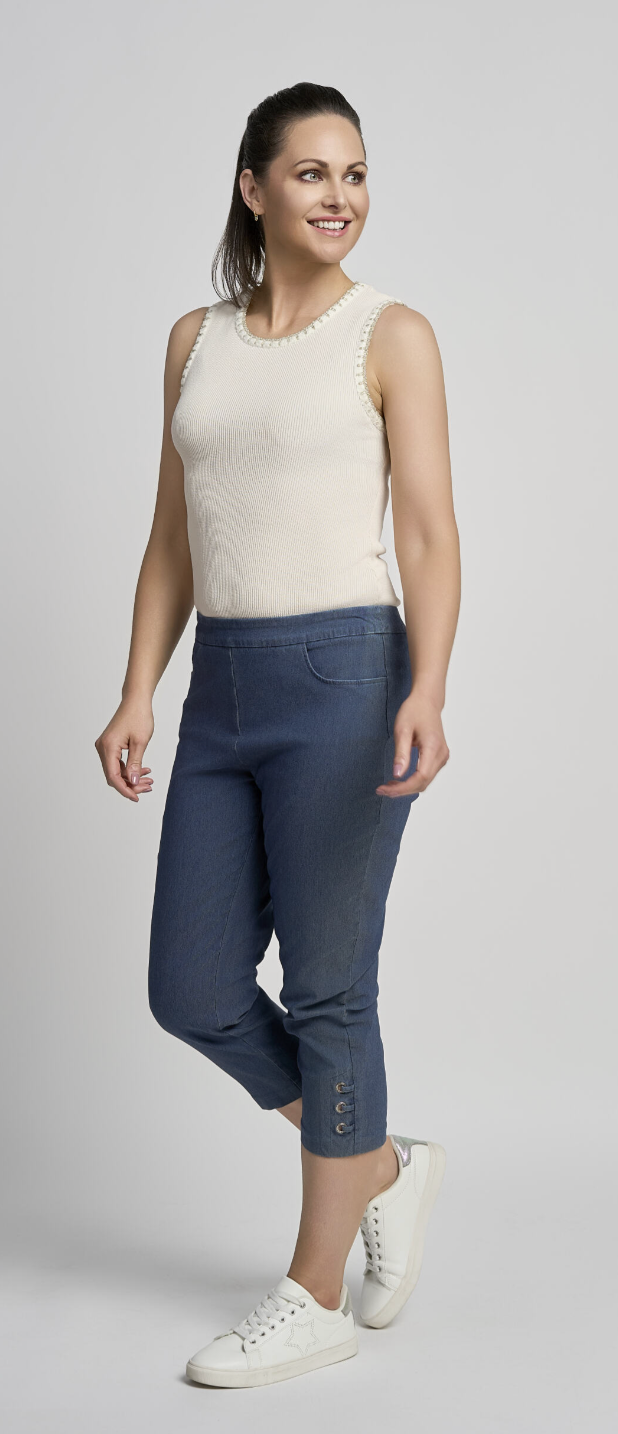 Eyelet detailed cropped trousers by Pinns(408c)